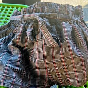 EUC Women’s /Juniors SHEIN Grey /Red Plaid Linen Shorts, with belt, NoPockets…XL